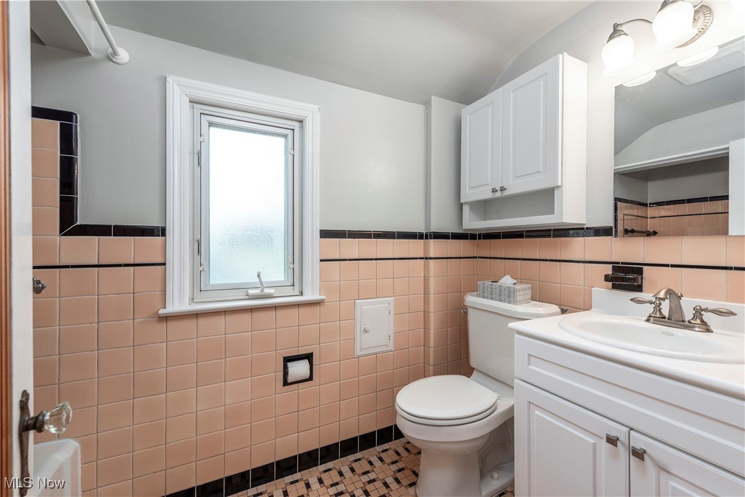 Cleveland, Ohio 44111, United States, 3 Bedrooms Bedrooms, ,1 BathroomBathrooms,Residential,Pending,154665