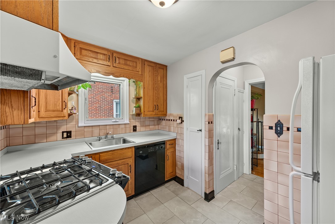 Cleveland, Ohio 44111, United States, 3 Bedrooms Bedrooms, ,1 BathroomBathrooms,Residential,Pending,154665