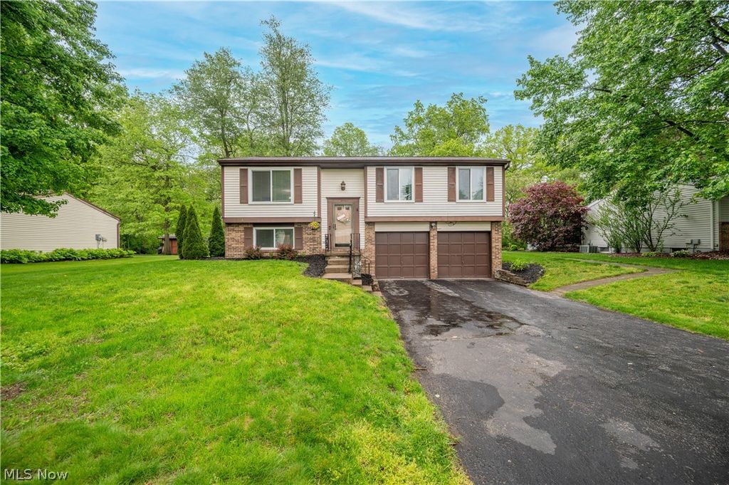 Photo of 1431 Raccoon DR NE, Howland, OH 44484 (MLS # 5211930)