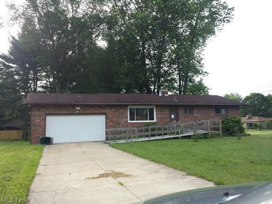 3 bedroom brick ranch, corner lot offers large eat-in-kitchen with sliders to rear patio area and large backyard. 1/2 bath off master bedroom, handicap accessible full bathroom. Auction Date: 6/13/2016 9:00:00 AM