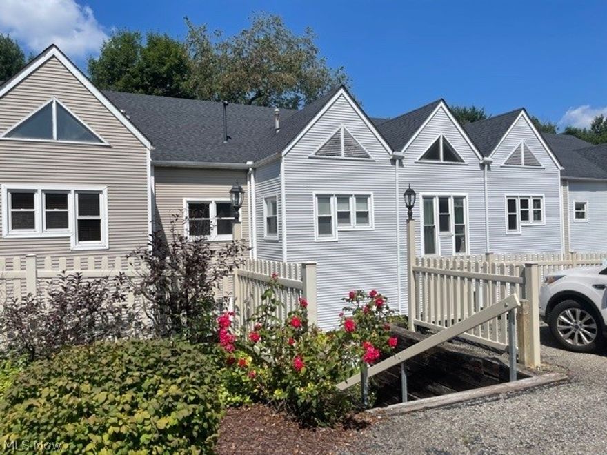 Beautifully remodeled one bedroom condominium in a country setting.  Benttree Commons sits on six acres on land with a two acre lake in your back yard.
The kitchen features Charleston Cherry soft close cabinets, granite counter tops, an Allen & Roth Venatino mosaic marble backsplash, stainless steel appliances and ceramic floors. The suite has it's own washer and dryer and additional storage under the staircase.  There is a one car detached garage with opener and additional room for storage in here as well.