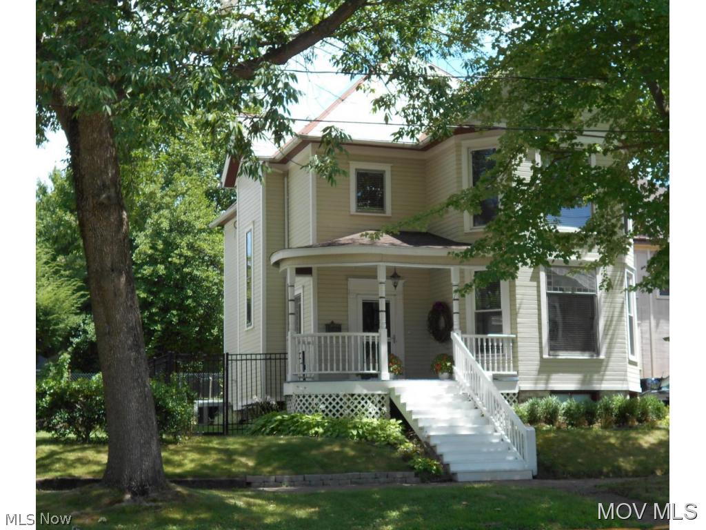 Charming 3 bedroom, 1.5 bath, downtown Marietta home. Conveniently located with lots of amenities: one car detached garage, off street parking, fully fenced backyard and nicely updated kitchen and baths. Beautiful hardwood floors & woodwork throughout the home, spacious foyer, formal dining room with pocket doors, all bedrooms have 2 closets. Additional features include two covered porches & a walk-up attic and a full basement for storage. Elem: Washington Elementary School Elem/Bus: N JrHigh: Marietta Middle School School JrHigh/Bus: N High: Marietta High School High/Bus: N Fire: CIT Police: CTY PossFreeGas: N ;SQFT=Fin L1:944, Fin L2:944, Fin Above:1888, Fin Total:1888, Unfin Bsmt:633, Unfin Above:633;GAR= 1 Car Det