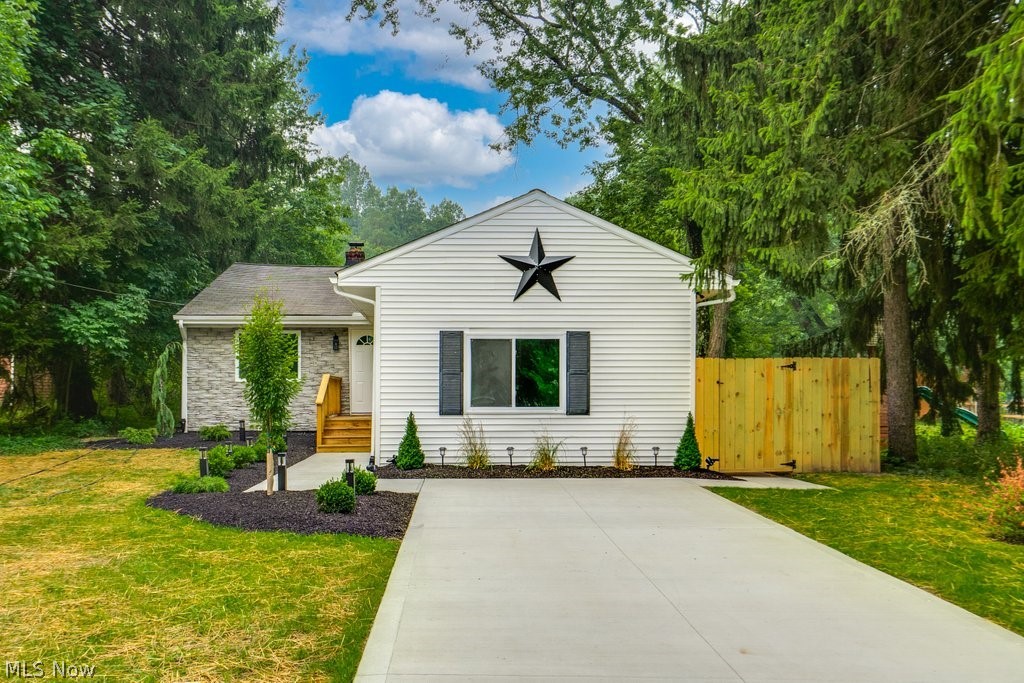Photo 1 of 21 — 4867 Royalwood Road, North Royalton, OH 44133