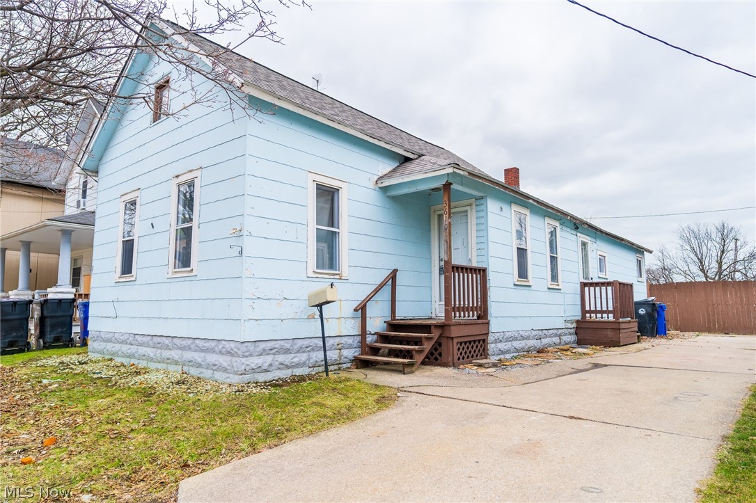 Great opportunity for cash flow in an up and coming area. This slav ranch has been rehabbed with a newer roof and interior to accommodate long term tenants. Walking distance away from Metro Health main campus and minutes away from both I-71 & I-90 this home's location is it's selling point. Currently leased and collecting $1,000/mo, if you're looking for a long term hold-look no further.