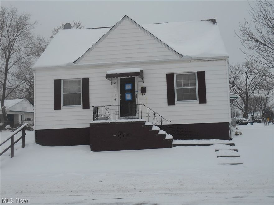 Investors  Great Opportunity....Structurally solid house! Check out this three bedroom single family home. It offers nice curb appeal, Newer dimensional roof and hardwood floors through out most of the home. Looking at any responsible offers.
Owner Financing Available