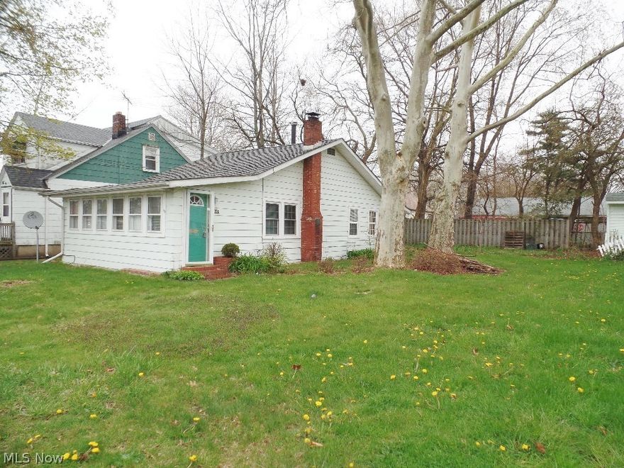 Here's an opportunity to own a 2 bedroom 1 Bath Rach on a double lot! Generous sized rooms that await your personal touches.