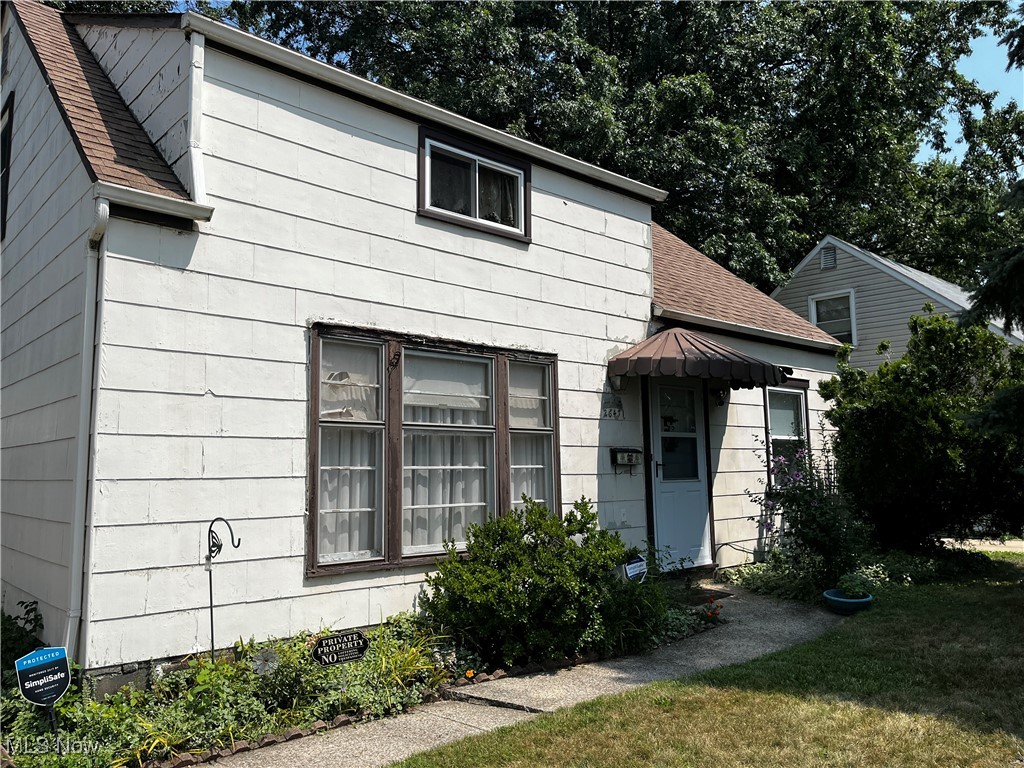 Affordable 4-Bedroom Bungalow with Great Bones – Euclid, OH
This 4-bedroom, 1-bath bungalow offers a great opportunity for someone ready to roll up their sleeves and make it shine again. With a classic, traditional layout and spacious rooms throughout, this home has solid potential for the right buyer.
It does need some updates and repairs, but with a little care and attention, it can be brought back to life and made into something truly special. The fully fenced backyard adds extra value—ideal for pets, a garden, or a peaceful outdoor space.
This is a home with good structure and a lot of heart, ready for someone to restore its charm. Whether you're looking for a starter project, investment property, or your next home, this one is worth a look.
Buyer to assume all point-of-sale violations. Sold as-is.