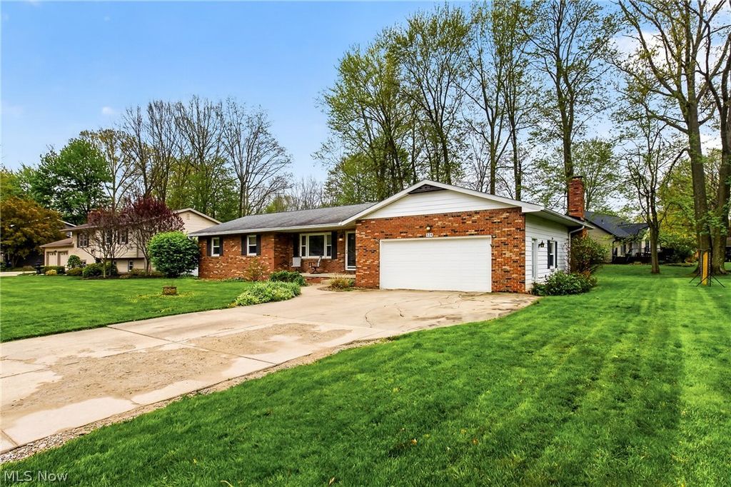 Photo of 324 Old Oak Drive, Cortland, OH 44410 (MLS # 5205879)