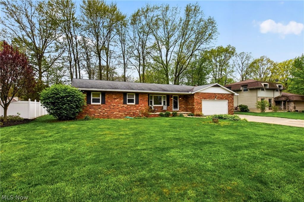 Photo of 324 Old Oak Drive, Cortland, OH 44410 (MLS # 5205879)