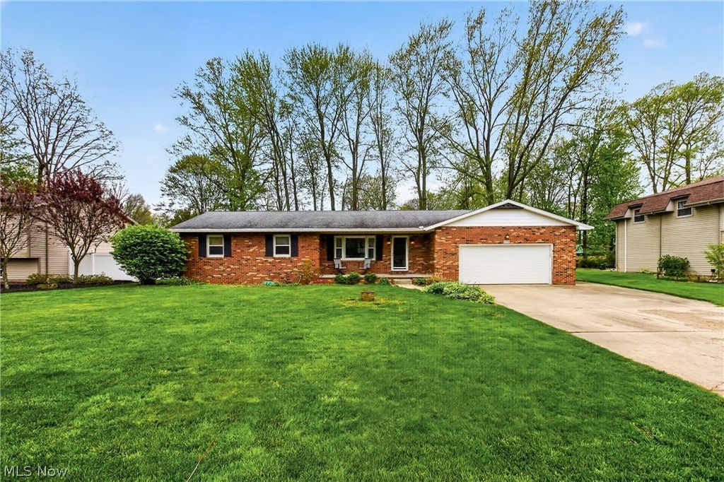 Photo of 324 Old Oak Drive, Cortland, OH 44410 (MLS # 5205879)
