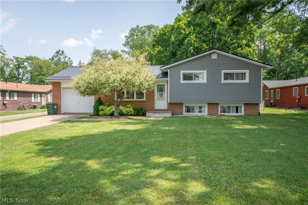 Photo of 511 Taff Circle, Louisville, OH 44641 (MLS # 5223270)