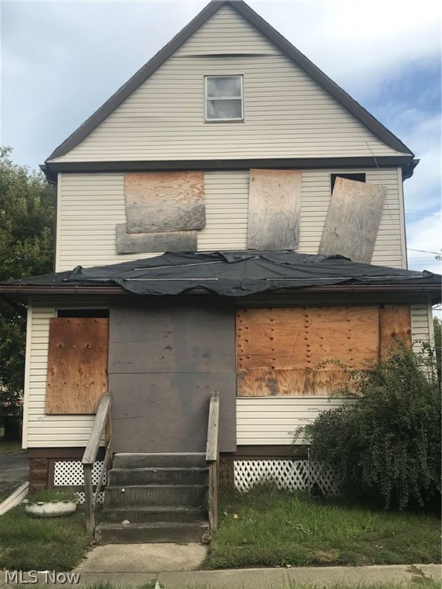 Single Family home located in history rich neighborhood. This will require a little more than TLC but in the right hands, this home can reclaim its former glory