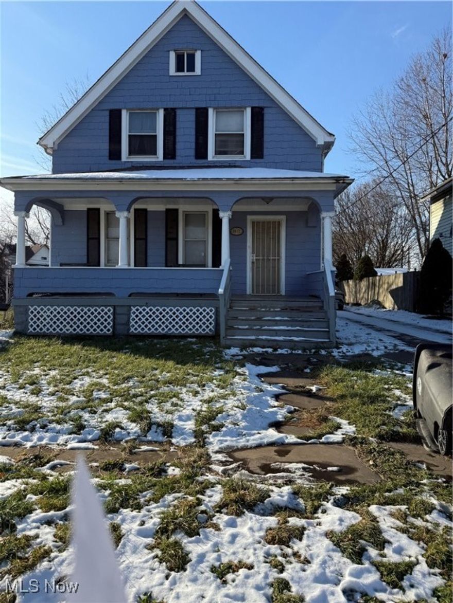 This HUGE two-bed unit offers a large living room, a large dining area, a large pantry, and a large kitchen (did I mention it's a large unit?). It is well-maintained and conveniently located near I-77 and Fleet Ave. Steelyard's Aldi, Walmart, and Target are a quick 10-minute drive away.