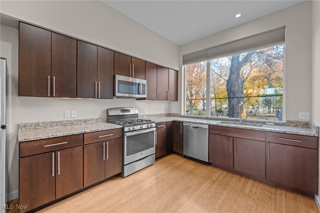 University Place Twnhms - Residential