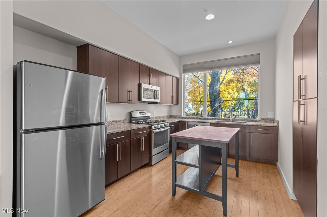 University Place Twnhms - Residential