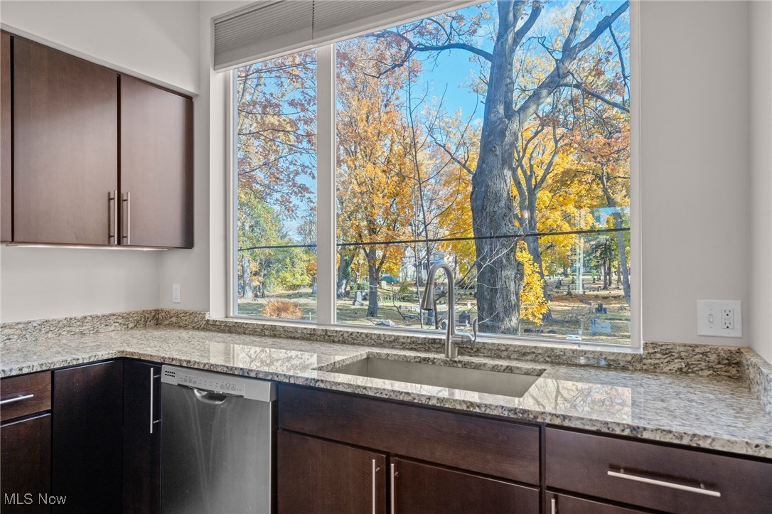 University Place Twnhms - Residential