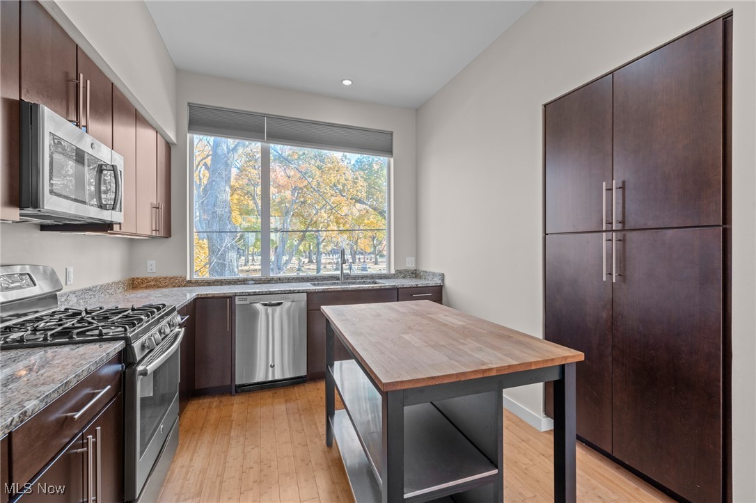 University Place Twnhms - Residential