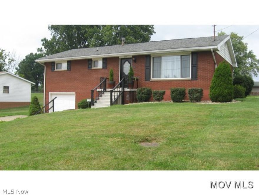 Nice all brick on a large lot in South Hills area. Well Cared for and move in ready. Large yard, large screened porch with a joined open deck for grilling  Elem: Gihon Elementary School  Elem/Bus: Y  JrHigh: Blennerhasset Jr. High School  JrHigh/Bus: N  High: Parkersburg South High  High/Bus: N  Fire: VOL  Police: SHF  ;SQFT=Fin L1:1170, Fin Bsmt:585, Fin Above:1170, Fin Total:1755, Unfin Above:0, Unfin Total:Y;PRKG= Off Street, On Street