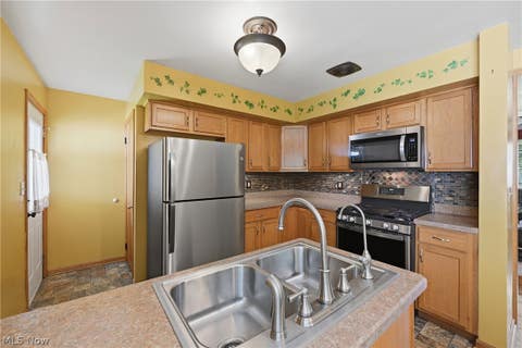 Tiny photo for 664 Burdie Drive, Hubbard, OH 44425 (MLS # 5236975)