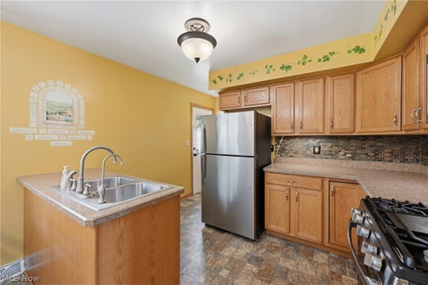 Tiny photo for 664 Burdie Drive, Hubbard, OH 44425 (MLS # 5236975)