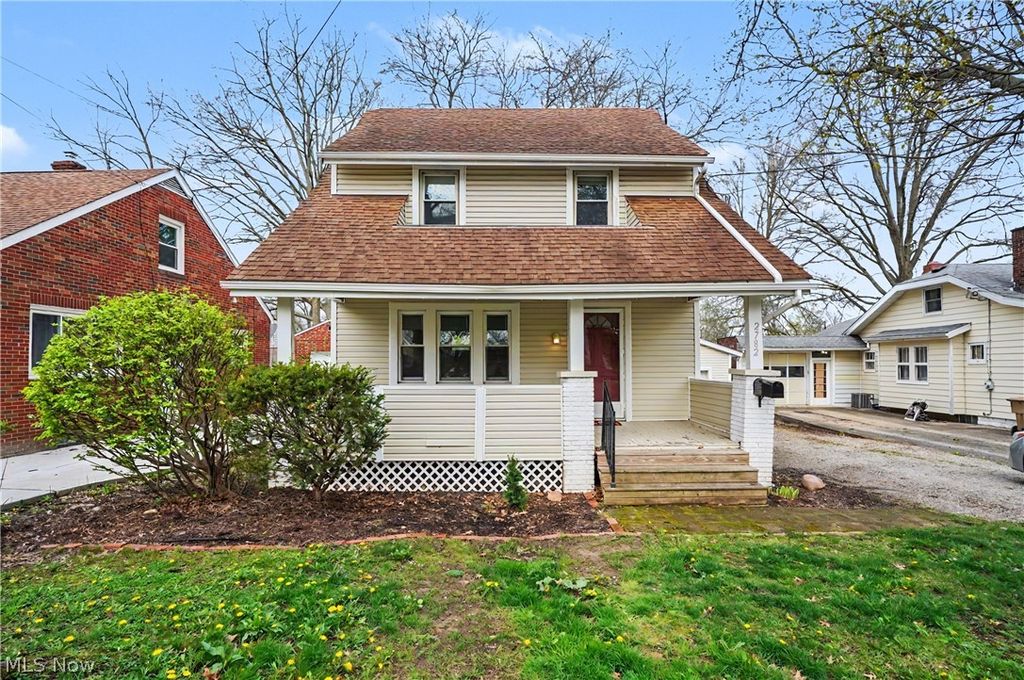 Photo of 2782 Oakwood Drive, Cuyahoga Falls, OH 44221 (MLS # 5201745)