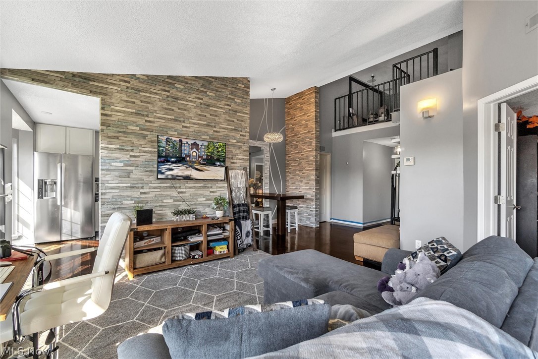 Fox Hollow/Woodhawk Condo - Residential