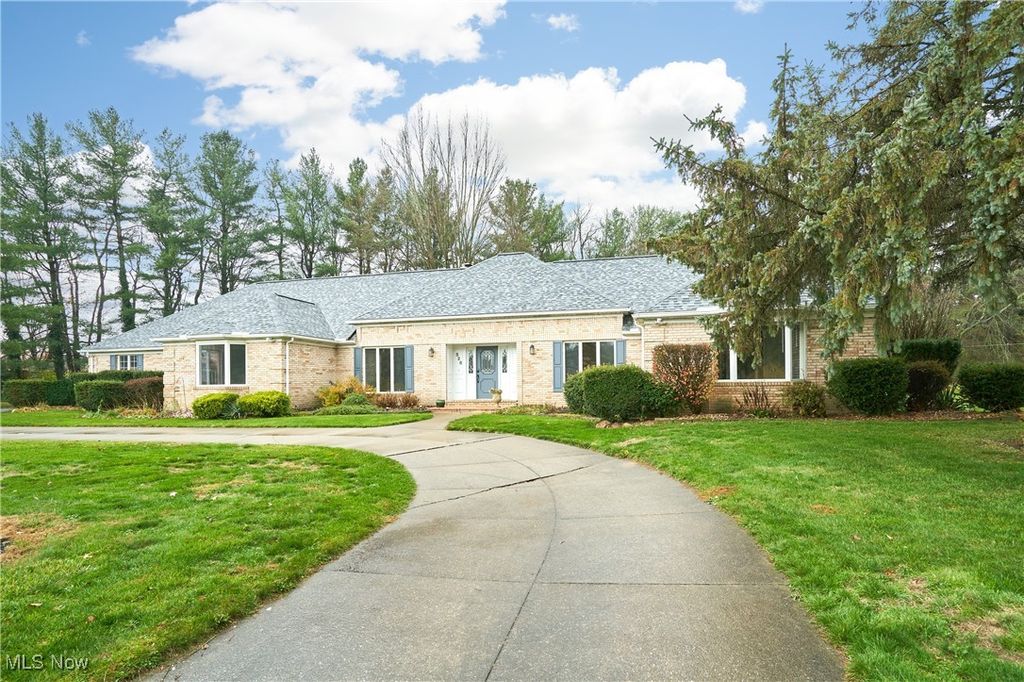 Photo of 526 San Pier Drive, Akron, OH 44333 (MLS # 5173961)