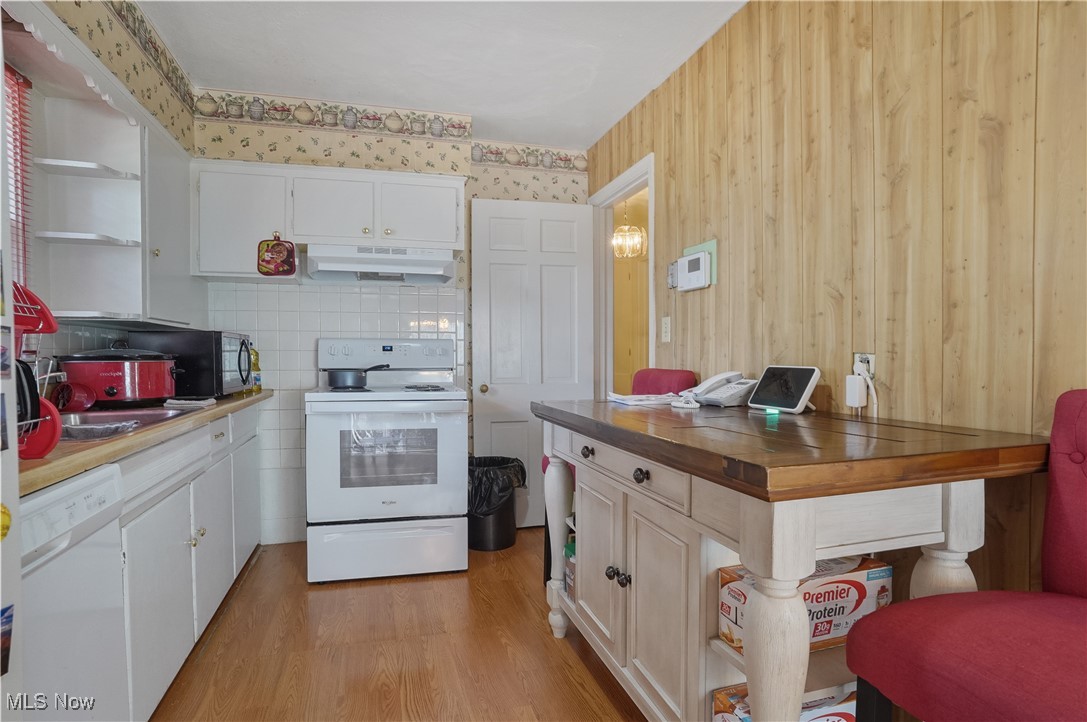 Akron, Ohio 44320, United States, 3 Bedrooms Bedrooms, ,3 BathroomsBathrooms,Residential,Contingent,189704