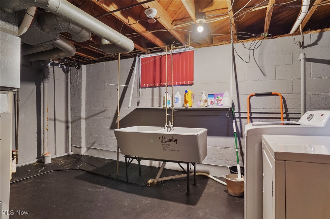 Akron, Ohio 44320, United States, 3 Bedrooms Bedrooms, ,3 BathroomsBathrooms,Residential,Contingent,189704