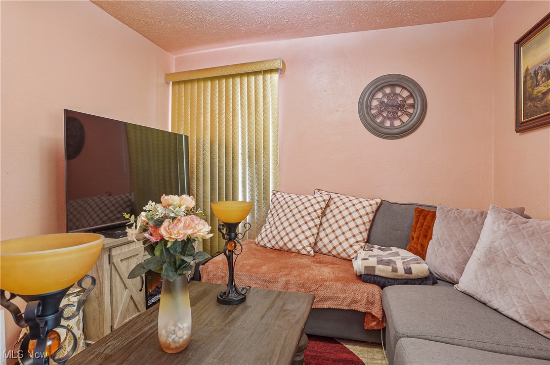 Akron, Ohio 44320, United States, 3 Bedrooms Bedrooms, ,3 BathroomsBathrooms,Residential,Contingent,189704