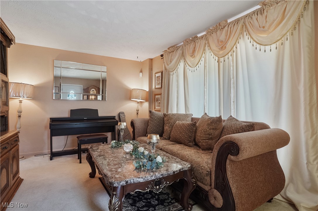 Akron, Ohio 44320, United States, 3 Bedrooms Bedrooms, ,3 BathroomsBathrooms,Residential,Contingent,189704