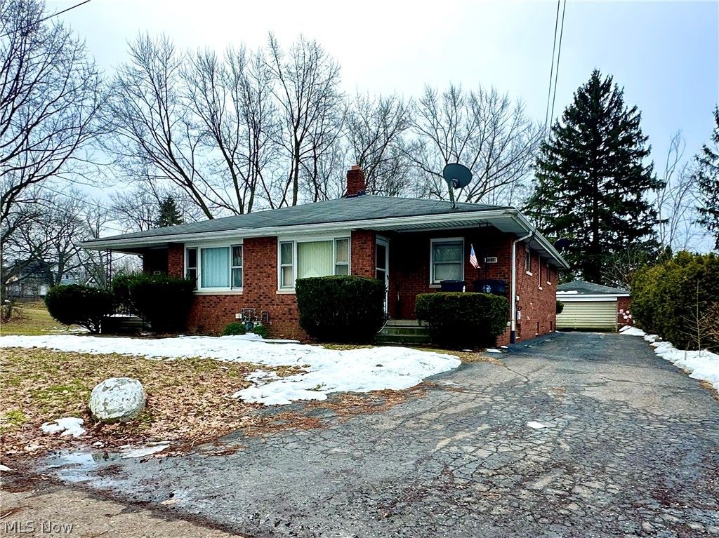 Photo of 1012 Saxon Avenue, Akron, OH 44314 (MLS # 5185354)