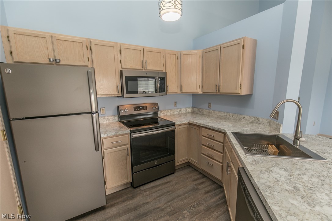 Brookledge Commons Condos - Residential