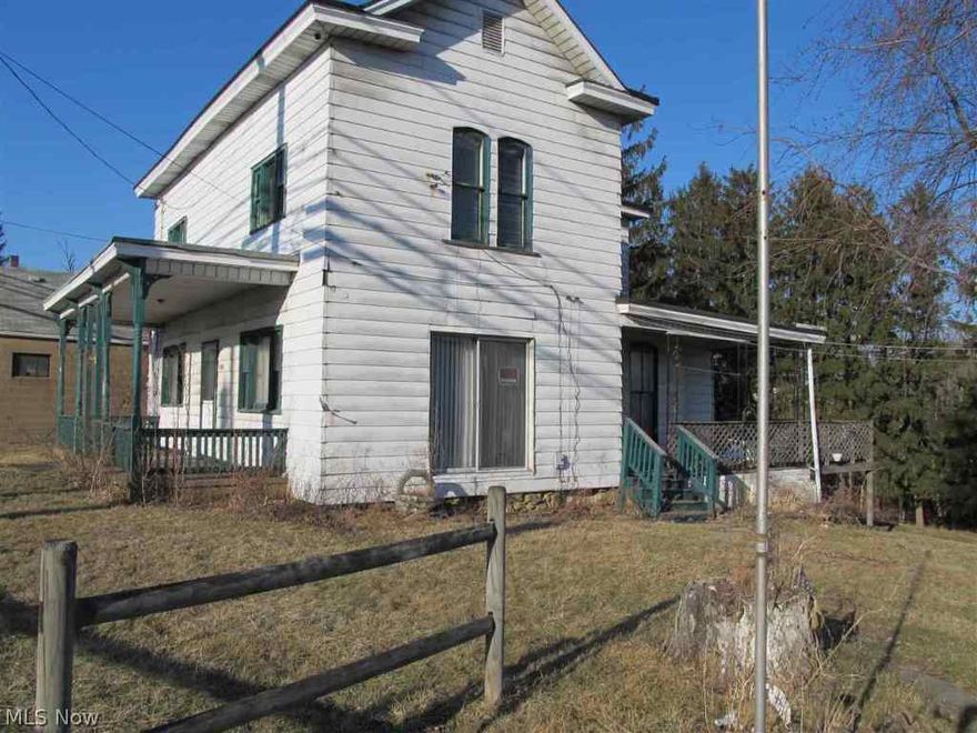 Lots of great exposure on this busy corner lot. Home is sold "as is". Home is in non living condition. Realtor and buyer must sign a hold harmless agreement before they can enter the home. Form in assoc. docs. Call agent only to show.  MIN/GAS/OIL RIGHTS DO NOT TRANSFER. (NOT UNDER LEASE)
