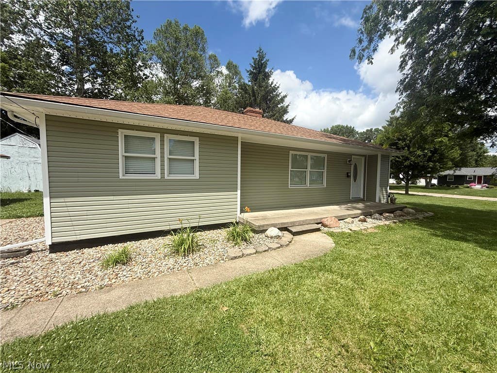 Photo of 419 Dickson Street, Wellington, OH 44090 (MLS # 5222808)