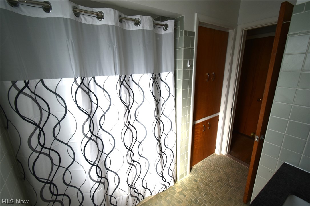 Rooss - Residential Lease