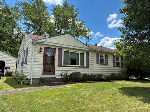 Photo of 27 Woodland Drive, New Middletown, OH 44442 (MLS # 5221037)