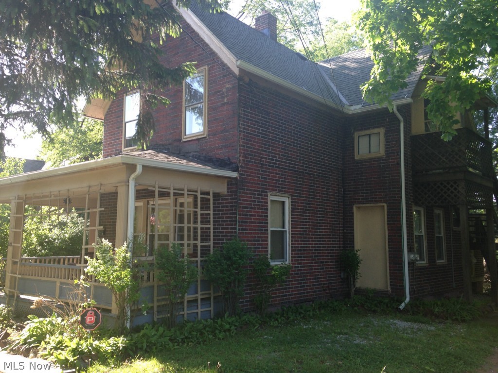 Second floor one bedroom unit convenient to everything! One covered parking space. Heat/water/trash included! Dont miss it!