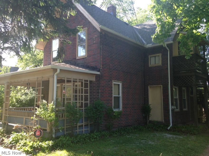 Second floor one bedroom unit convenient to everything!  One covered parking space.  Heat/water/trash included!  Dont miss it!