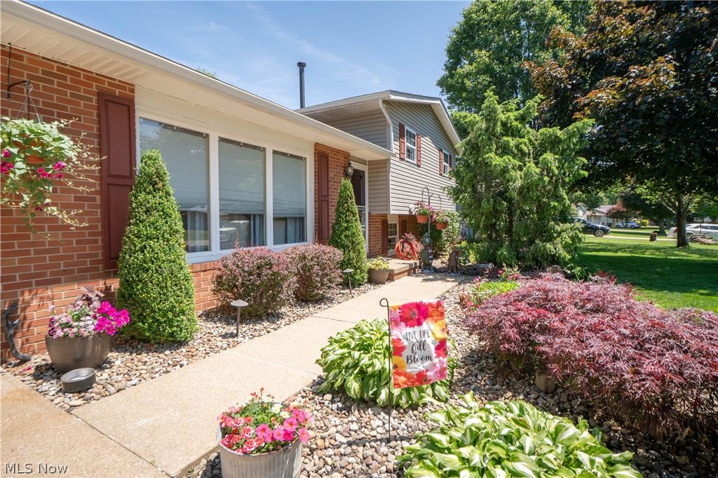Photo of 8026 Garnet Avenue NE, Canton, OH 44721 (MLS # 5213822)