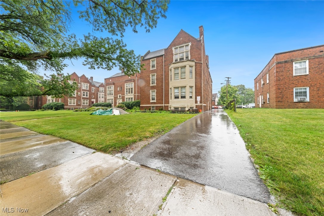 15610 Van Aken Boulevard 5