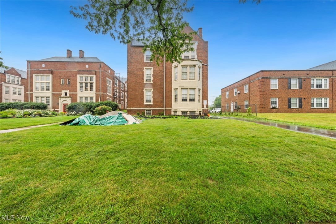 15610 Van Aken Boulevard 5