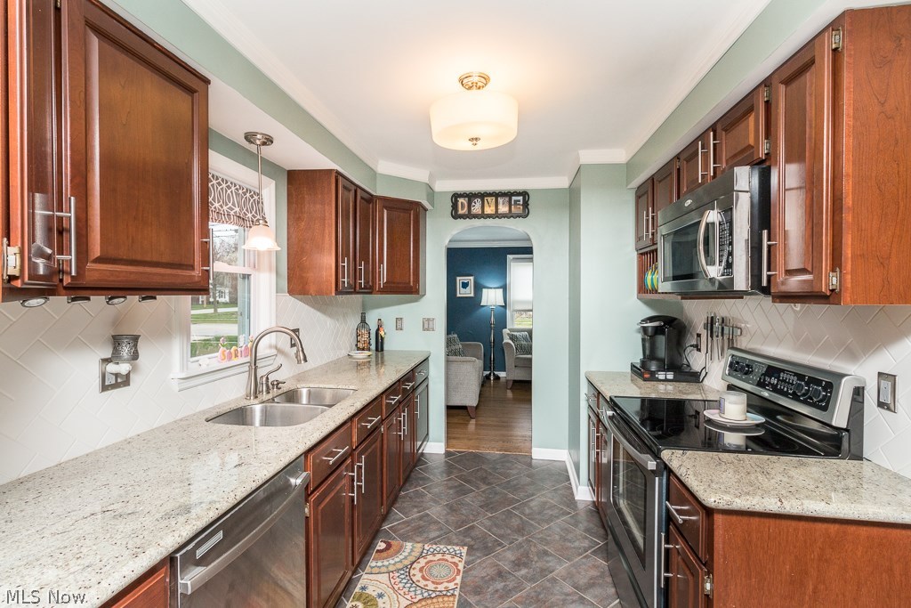 Main image without alt text