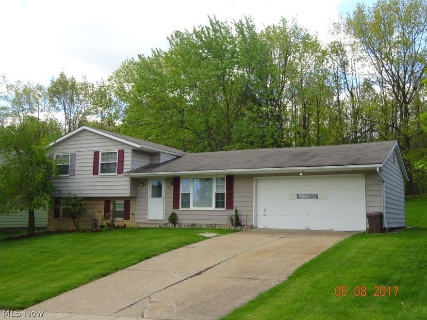 Nice 3 Bedroom Split with newer flooring. Furnace & A/C 2013, HWT 2016.