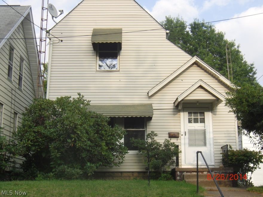 Good investment property or starter home.  Private backyard.