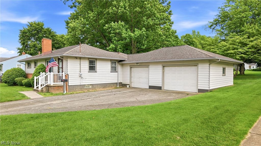 Photo of 3195 Sunnybrooke Drive, Youngstown, OH 44511 (MLS # 5214113)