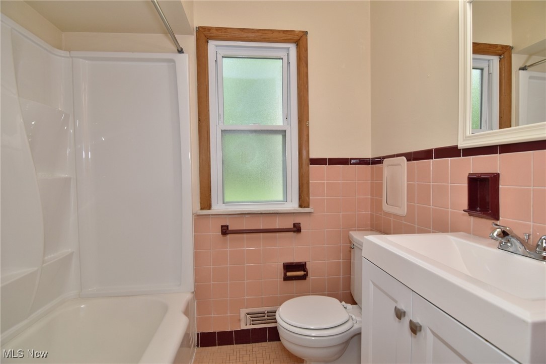 Cleveland Heights, Ohio 44121, United States, 4 Bedrooms Bedrooms, ,3 BathroomsBathrooms,Residential,Active,132131