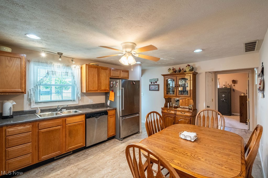 Parkersburg, West Virginia 26101, United States, 2 Bedrooms Bedrooms, ,2 BathroomsBathrooms,Residential,Active,228037