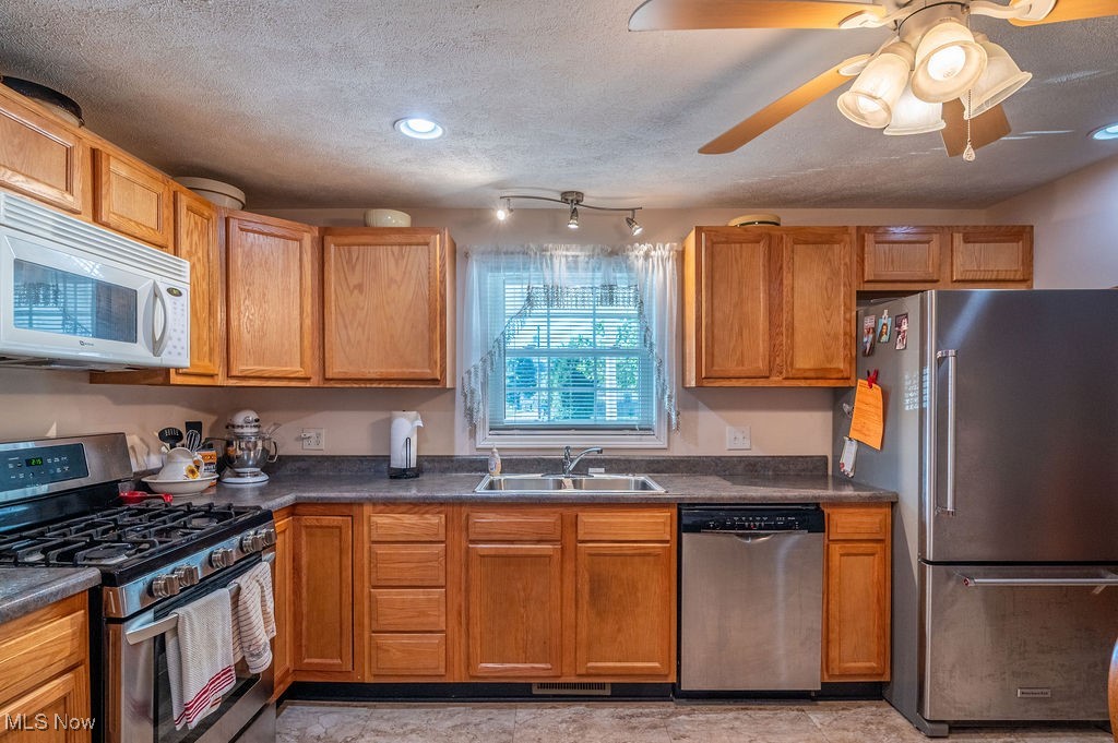 Parkersburg, West Virginia 26101, United States, 2 Bedrooms Bedrooms, ,2 BathroomsBathrooms,Residential,Active,228037