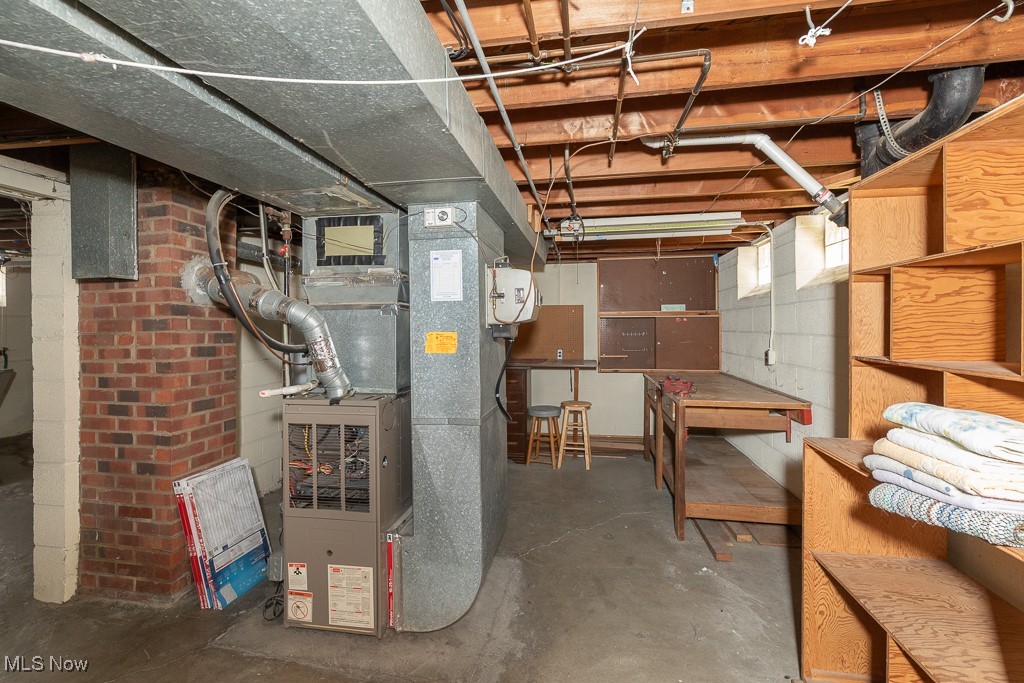 8218 Newport Avenue, Parma, Ohio image 25